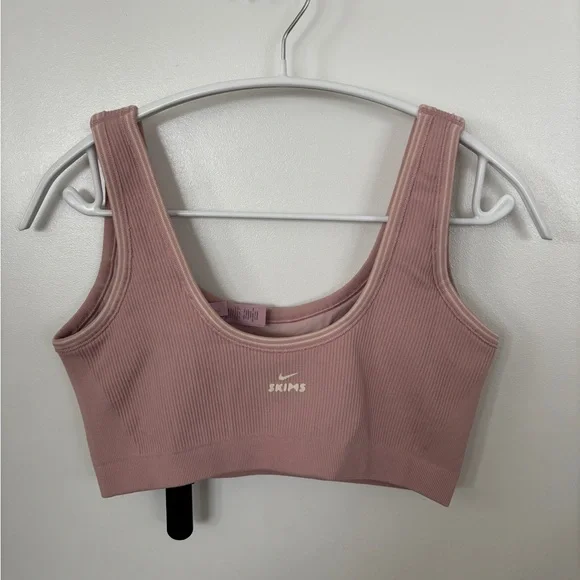 SKIMS x NIKE Himalayan Pink Ribbed Seamless Scoop Sports Bra - Picture 4 of 6